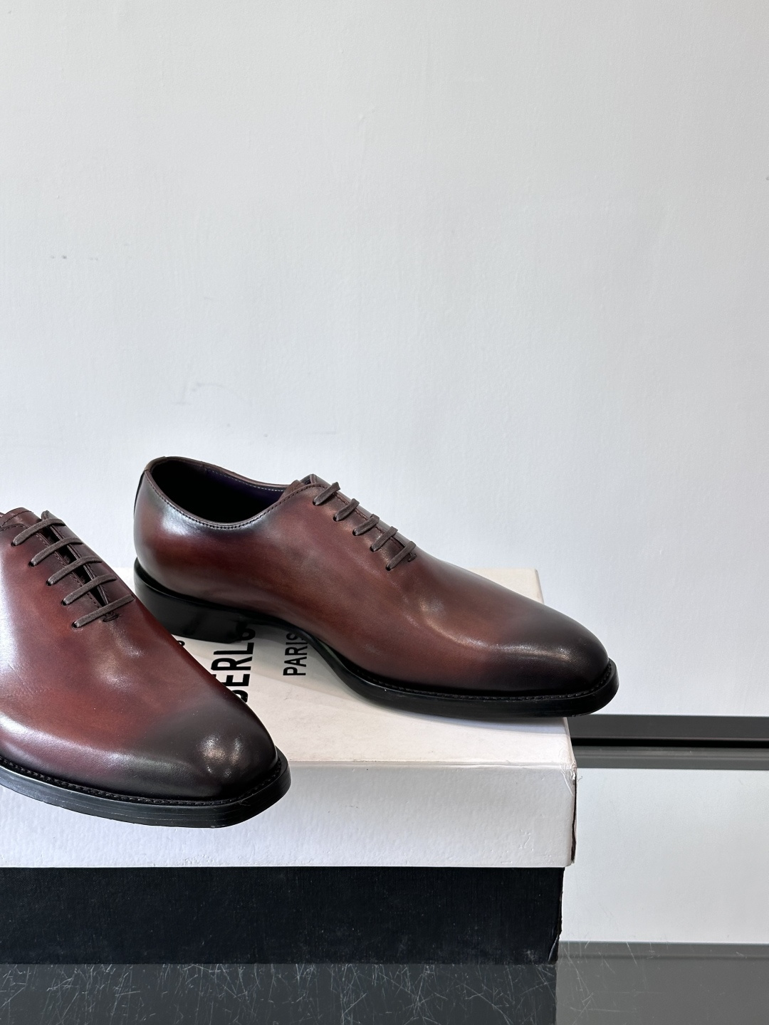 Berluti 2025一片式牛津皮鞋精简通勤全素面一片式牛津鞋，视觉上简洁大气凸气场，给足双脚轻奢舒适