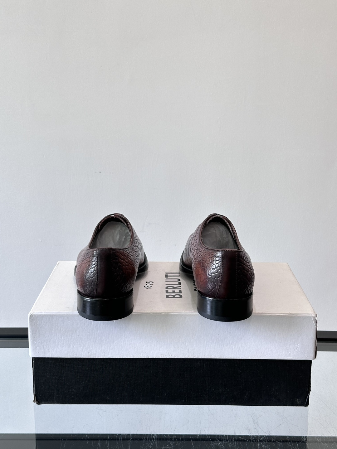 Berluti鳄鱼皮商务皮鞋，百年经典款式采用密西西比州短吻鳄，精心选料，尽最大努力做到两脚鳞片图案对称