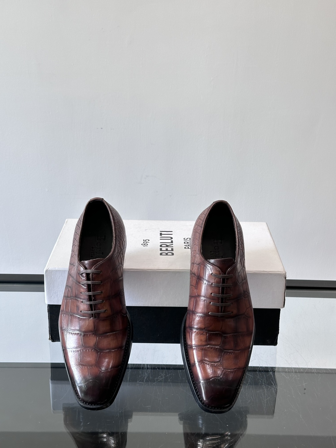 Berluti鳄鱼皮商务皮鞋，百年经典款式采用密西西比州短吻鳄，精心选料，尽最大努力做到两脚鳞片图案对称