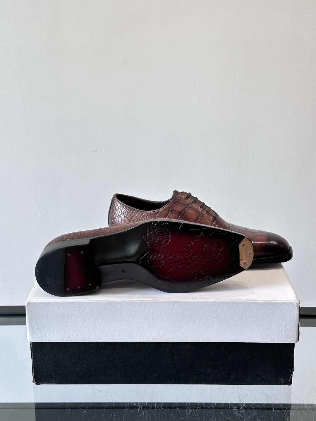 Berluti鳄鱼皮商务皮鞋，百年经典款式采用密西西比州短吻鳄，精心选料，尽最大努力做到两脚鳞片图案对称