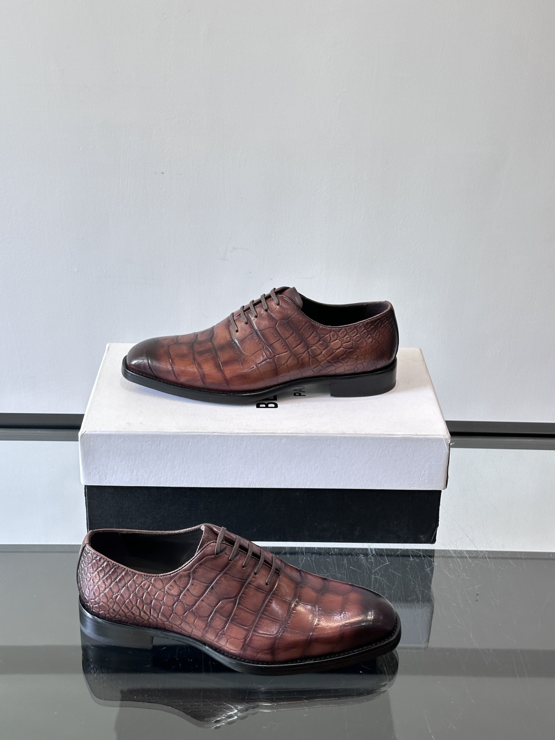 Berluti鳄鱼皮商务皮鞋，百年经典款式采用密西西比州短吻鳄，精心选料，尽最大努力做到两脚鳞片图案对称