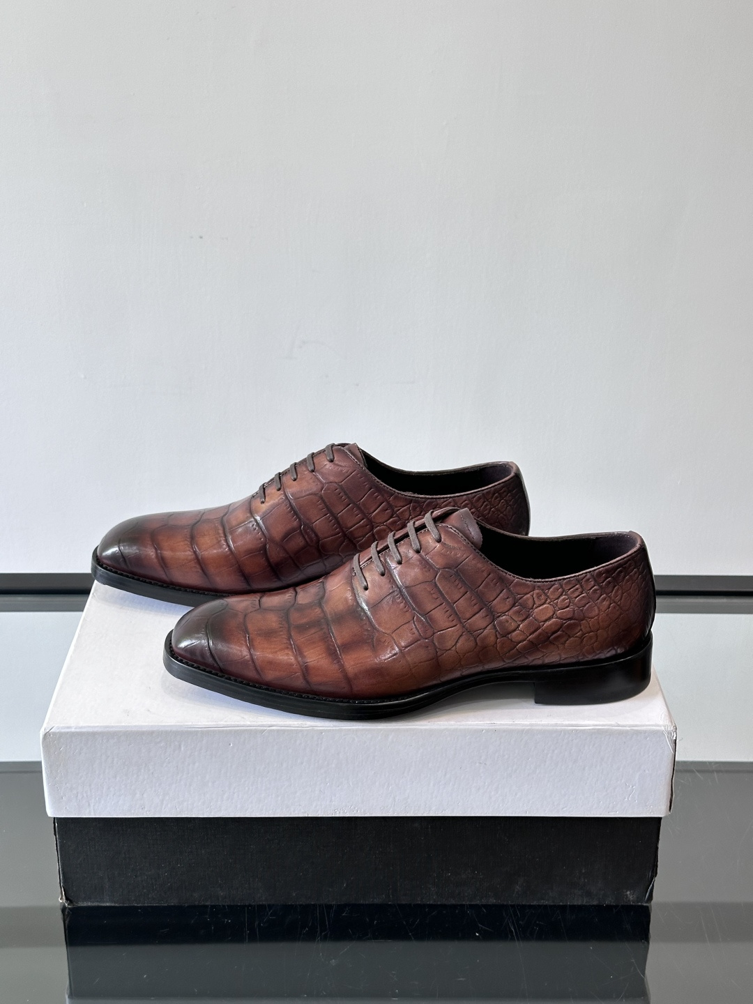 Berluti鳄鱼皮商务皮鞋，百年经典款式采用密西西比州短吻鳄，精心选料，尽最大努力做到两脚鳞片图案对称