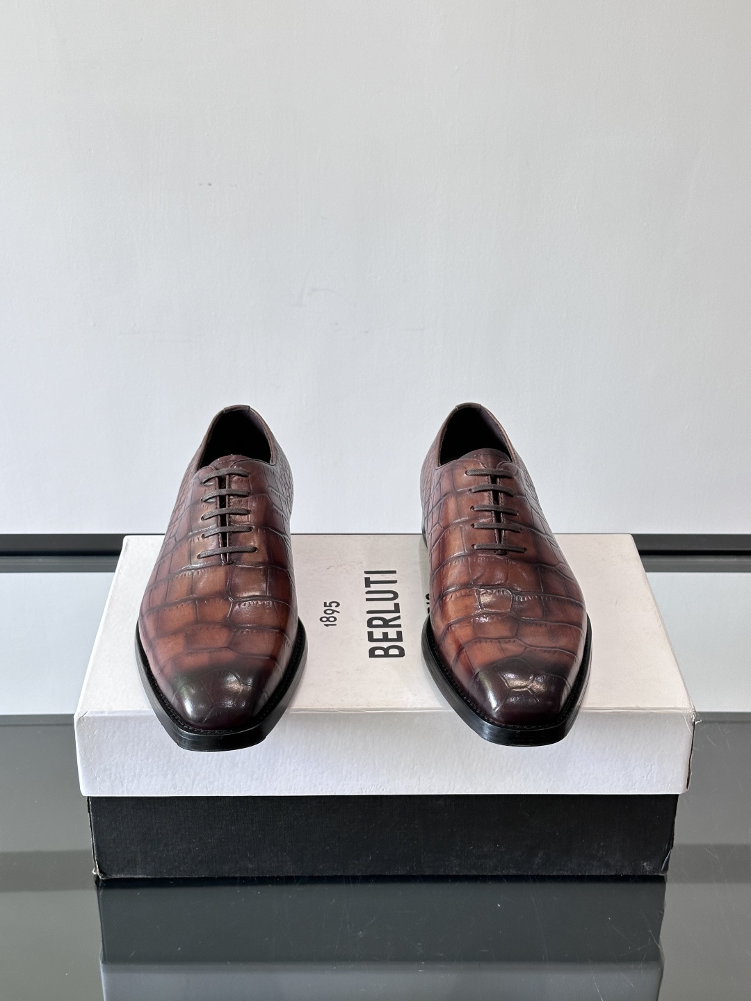 Berluti鳄鱼皮商务皮鞋，百年经典款式采用密西西比州短吻鳄，精心选料，尽最大努力做到两脚鳞片图案对称