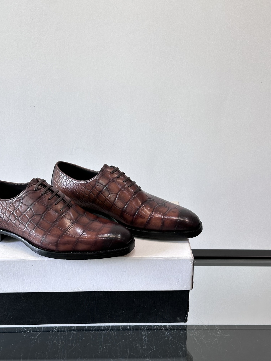 Berluti鳄鱼皮商务皮鞋，百年经典款式采用密西西比州短吻鳄，精心选料，尽最大努力做到两脚鳞片图案对称