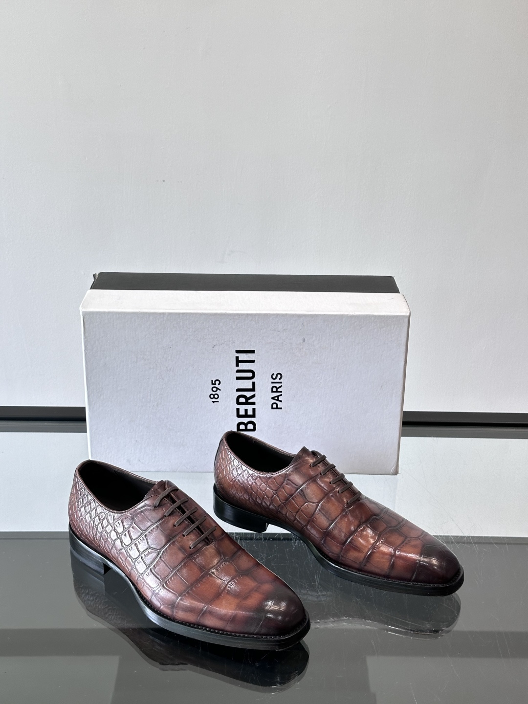 Berluti鳄鱼皮商务皮鞋，百年经典款式采用密西西比州短吻鳄，精心选料，尽最大努力做到两脚鳞片图案对称