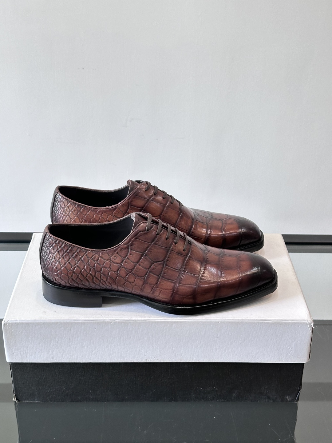 Berluti鳄鱼皮商务皮鞋，百年经典款式采用密西西比州短吻鳄，精心选料，尽最大努力做到两脚鳞片图案对称