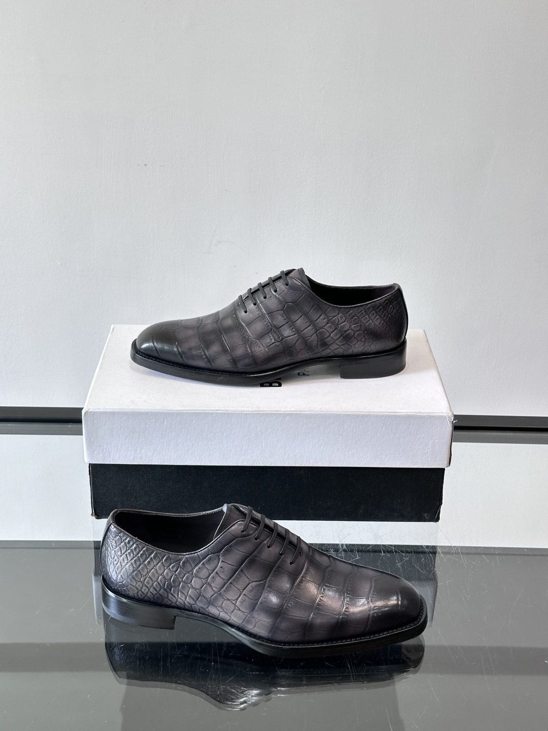 Berluti鳄鱼皮商务皮鞋，百年经典款式采用密西西比州短吻鳄，精心选料，尽最大努力做到两脚鳞片图案对称