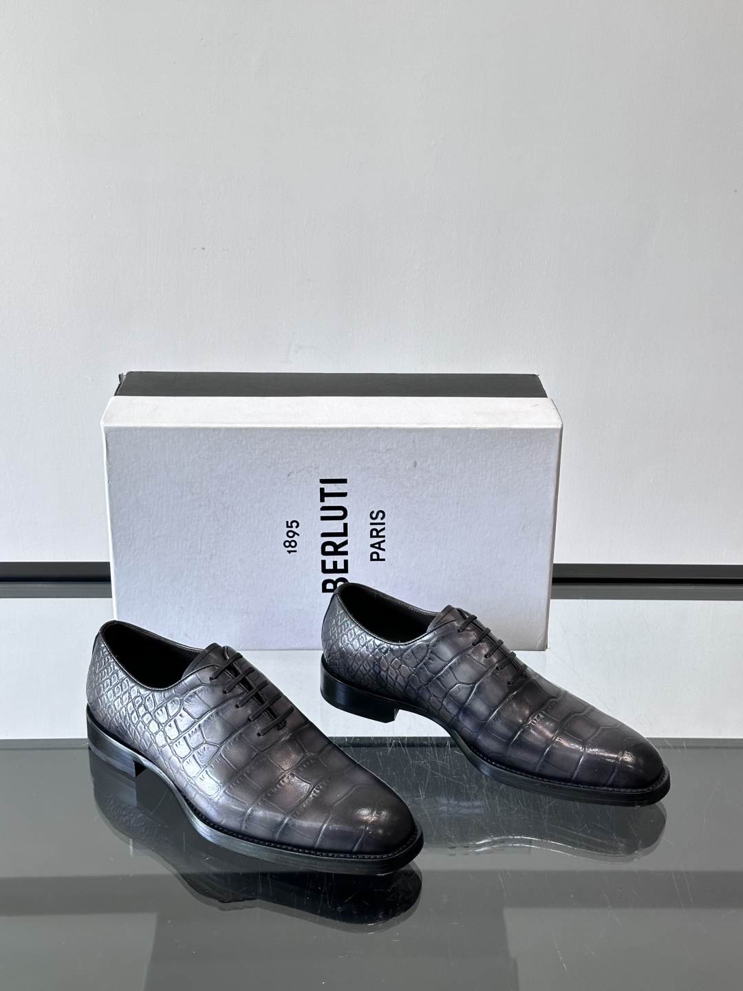 Berluti鳄鱼皮商务皮鞋，百年经典款式采用密西西比州短吻鳄，精心选料，尽最大努力做到两脚鳞片图案对称
