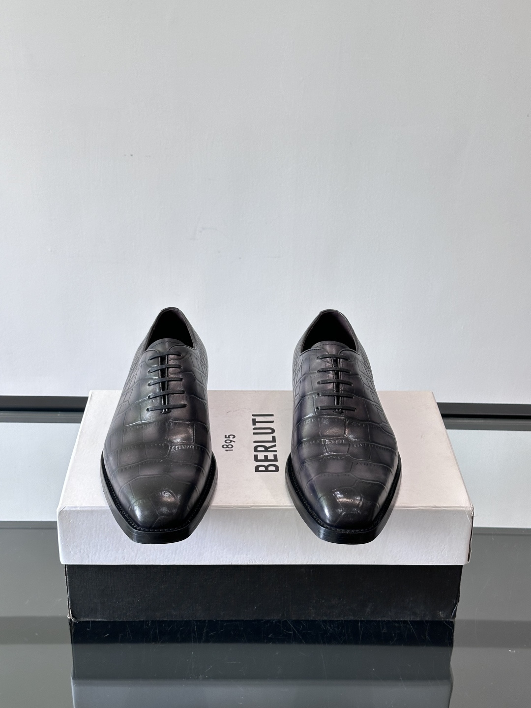 Berluti鳄鱼皮商务皮鞋，百年经典款式采用密西西比州短吻鳄，精心选料，尽最大努力做到两脚鳞片图案对称