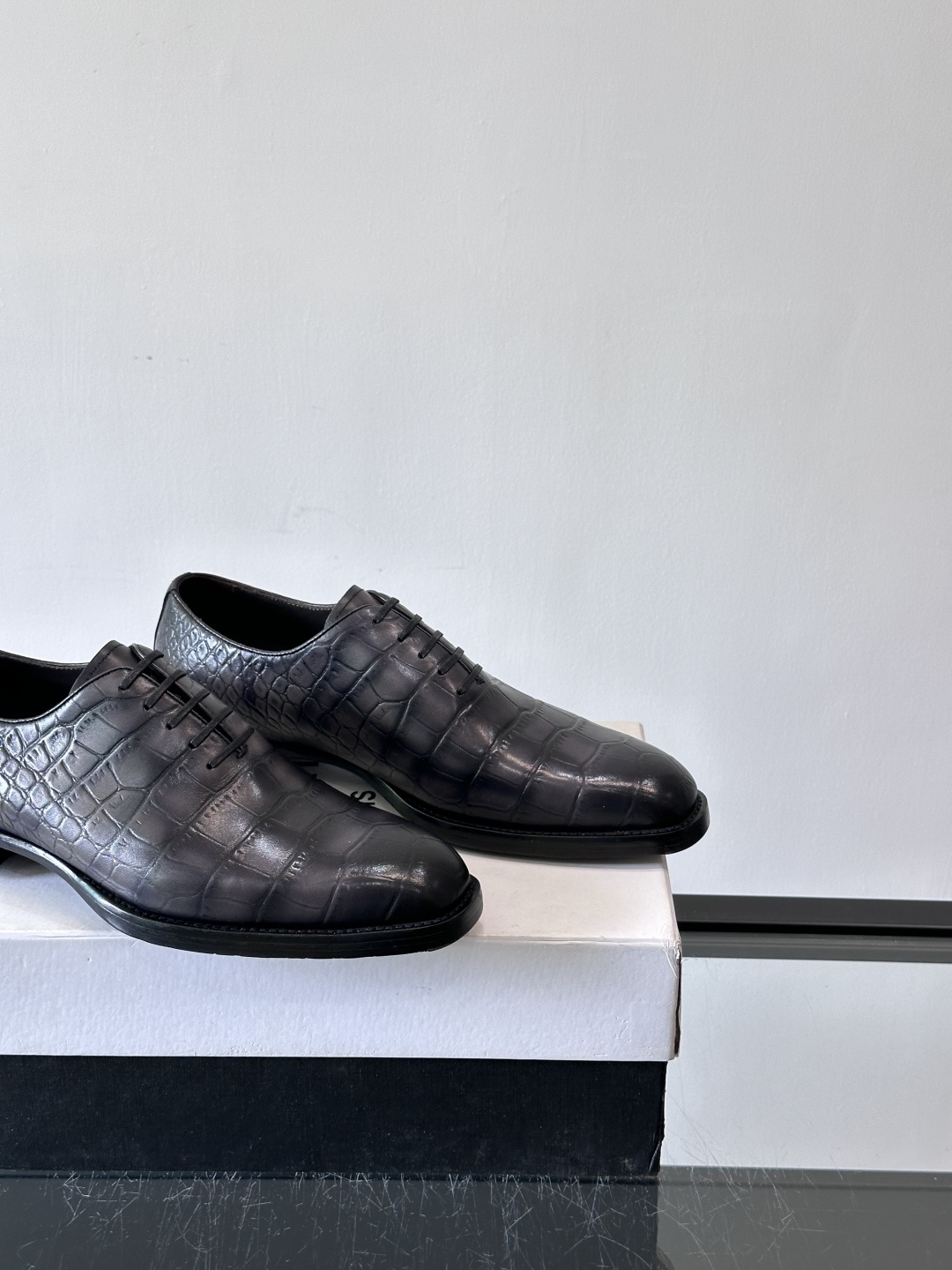 Berluti鳄鱼皮商务皮鞋，百年经典款式采用密西西比州短吻鳄，精心选料，尽最大努力做到两脚鳞片图案对称