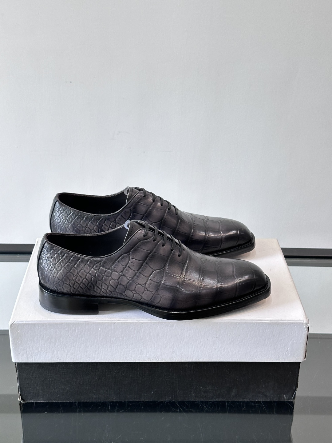 NO:552844,Berluti crocodile leather business leather shoes, a century-old classic style made from Mississippi alligators, carefully selected materials, trying their best to achieve symmetrical scale patterns on both feet, in line with high standards of men's aesthetic needs, size 39-44 (37.38.45.46 customized, non-refundable), Berluti, crocodile skin19860909Berluti鳄鱼皮商务皮鞋,百年经典款式采用密西西比州短吻鳄,精心选料,尽最大努力做到两脚鳞片图案对称,符合高标准的男士审美需求 ,size39-44（37.38.45.46定制不退换）,Berluti 布鲁提,crocodile skin,Men's shoes