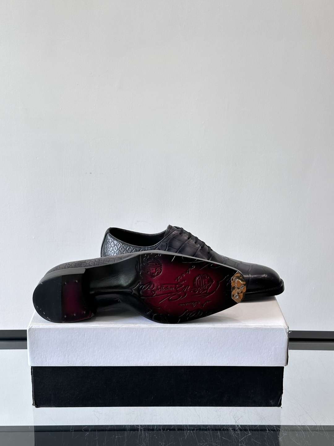 Berluti鳄鱼皮商务皮鞋，百年经典款式采用密西西比州短吻鳄，精心选料，尽最大努力做到两脚鳞片图案对称