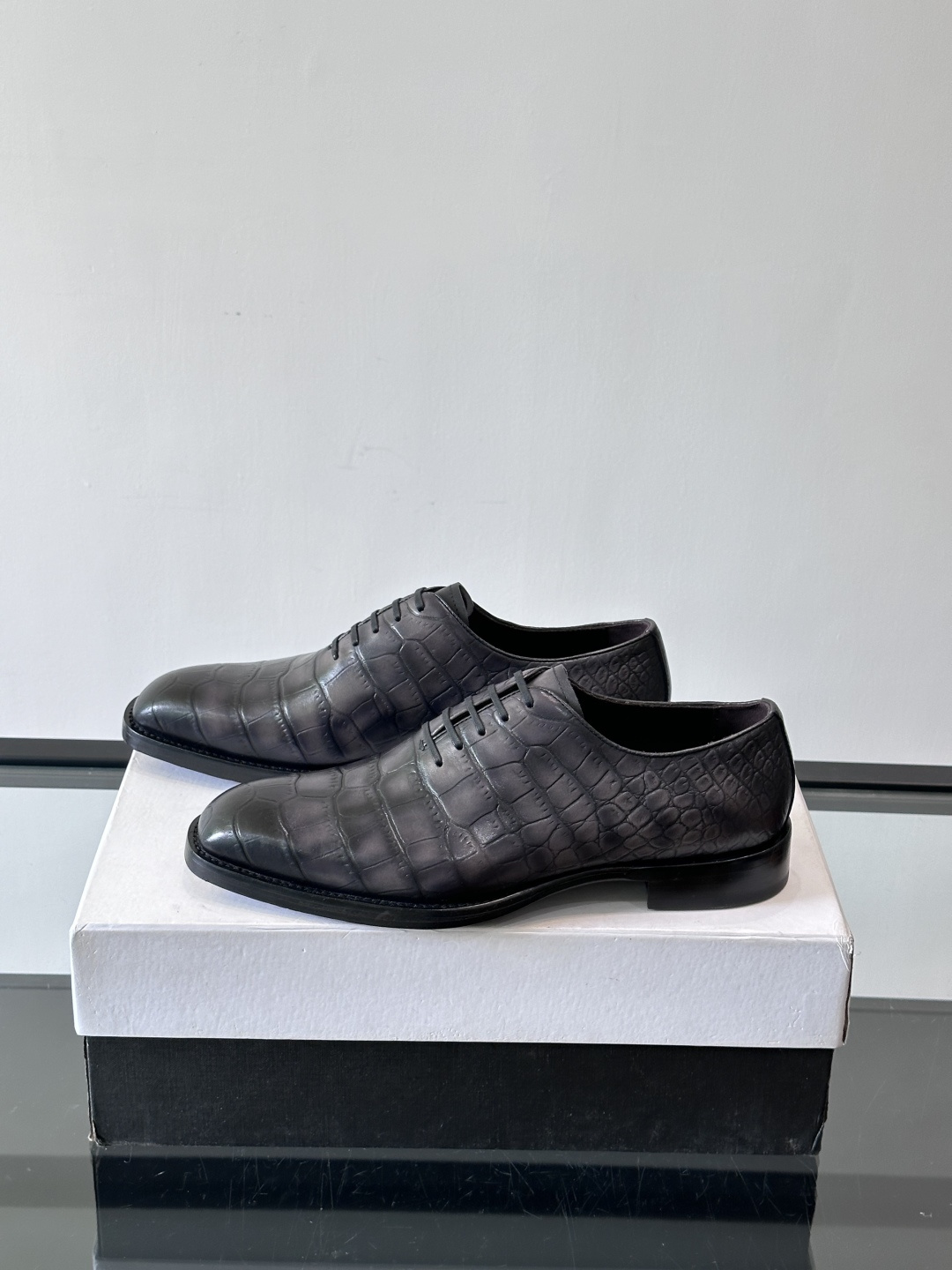 Berluti鳄鱼皮商务皮鞋，百年经典款式采用密西西比州短吻鳄，精心选料，尽最大努力做到两脚鳞片图案对称