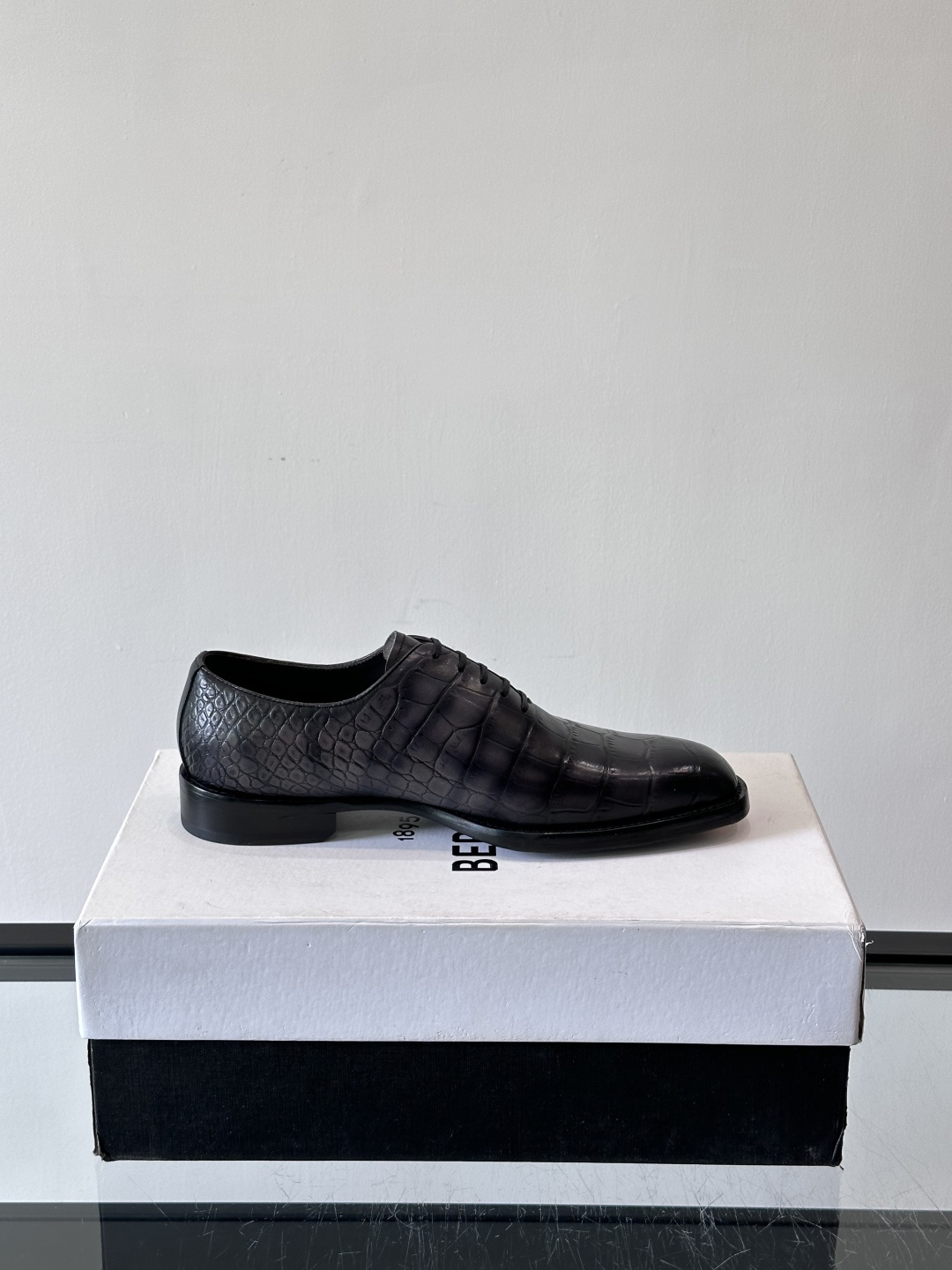 Berluti鳄鱼皮商务皮鞋，百年经典款式采用密西西比州短吻鳄，精心选料，尽最大努力做到两脚鳞片图案对称