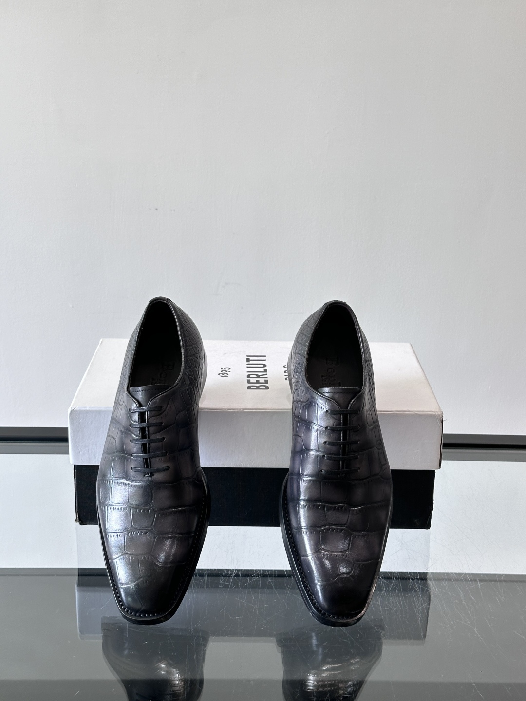 Berluti鳄鱼皮商务皮鞋，百年经典款式采用密西西比州短吻鳄，精心选料，尽最大努力做到两脚鳞片图案对称