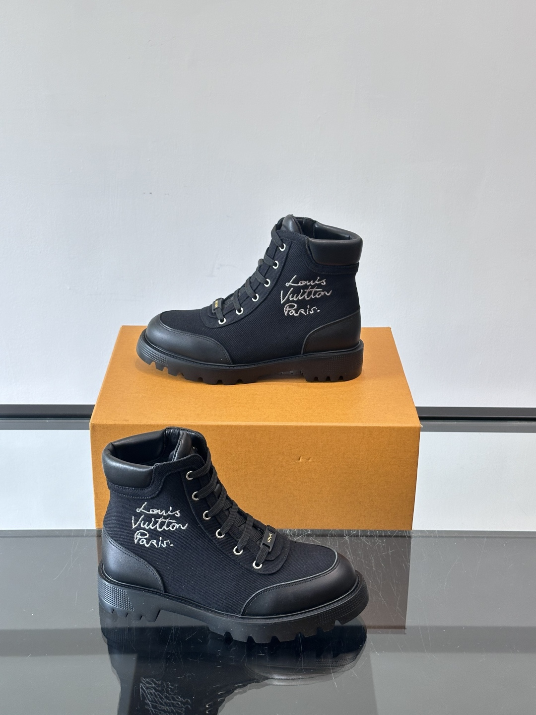 ◾️▫️ LV 新款秋冬🥾靴子，以进口牛皮革演绎多元风尚。鞋面点缀铭纹金属饰钉和 Vuitton 鞋带装