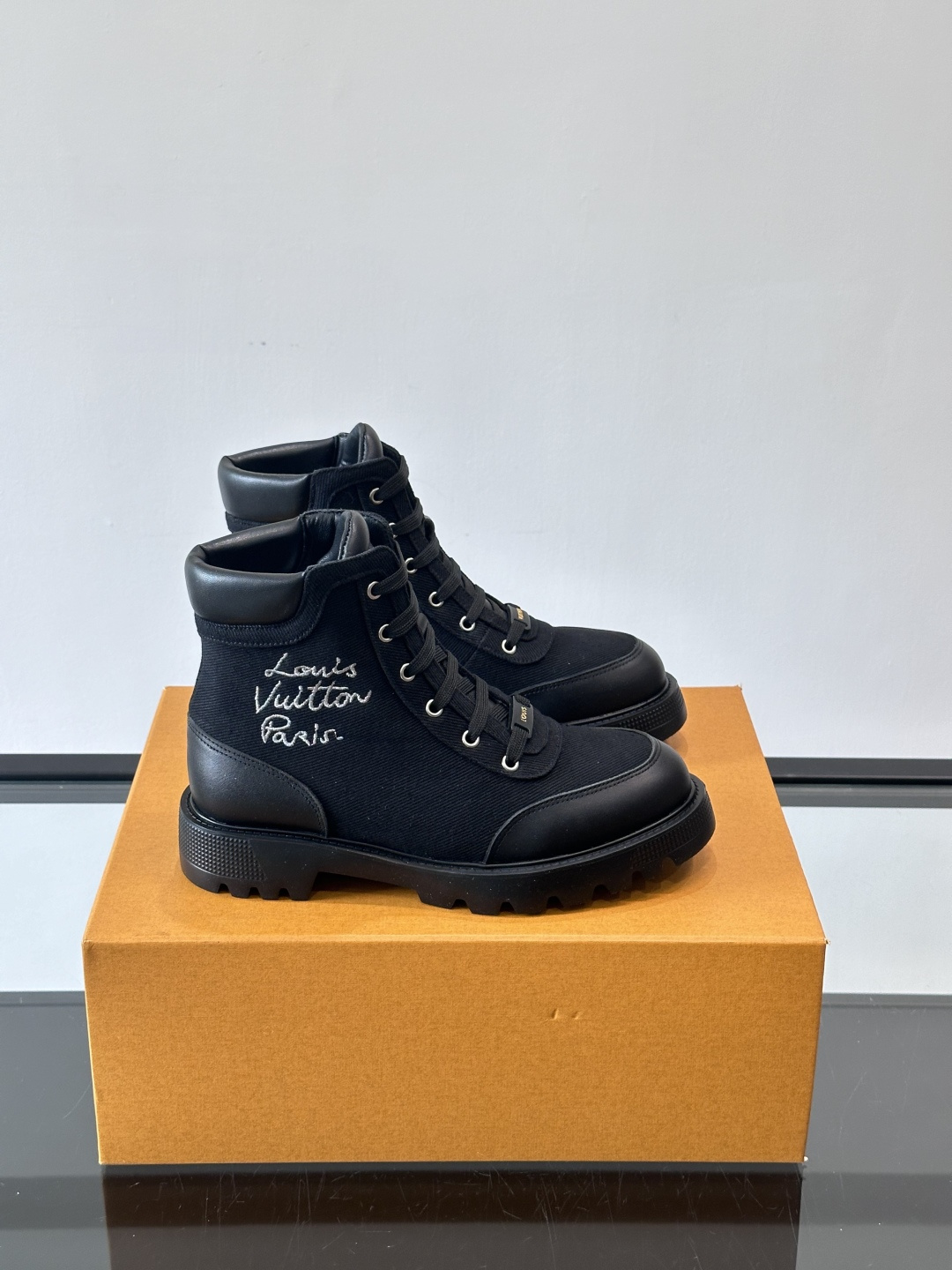 ◾️▫️ LV 新款秋冬🥾靴子，以进口牛皮革演绎多元风尚。鞋面点缀铭纹金属饰钉和 Vuitton 鞋带装