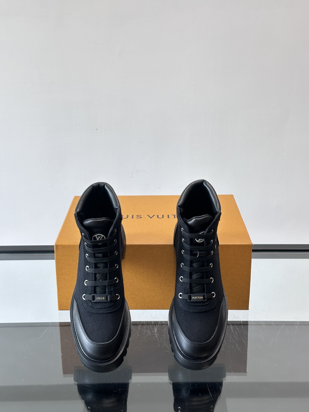 ◾️▫️ LV 新款秋冬🥾靴子，以进口牛皮革演绎多元风尚。鞋面点缀铭纹金属饰钉和 Vuitton 鞋带装