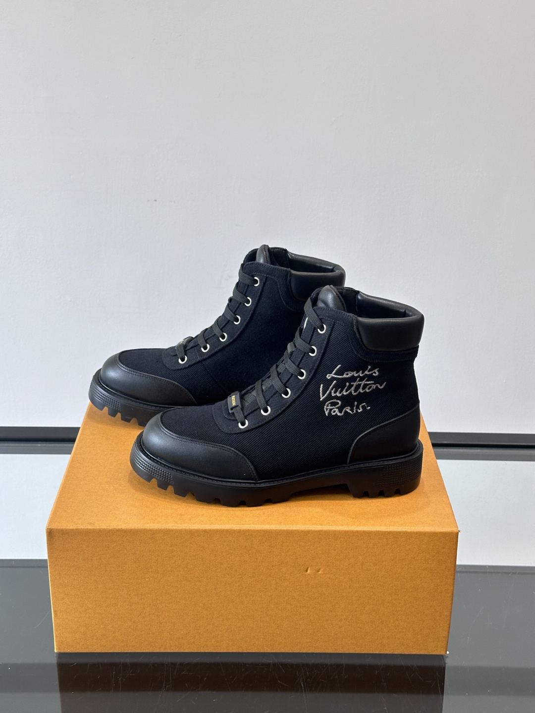 ◾️▫️ LV 新款秋冬🥾靴子，以进口牛皮革演绎多元风尚。鞋面点缀铭纹金属饰钉和 Vuitton 鞋带装