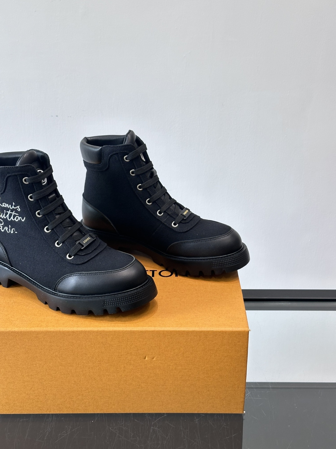 ◾️▫️ LV 新款秋冬🥾靴子，以进口牛皮革演绎多元风尚。鞋面点缀铭纹金属饰钉和 Vuitton 鞋带装