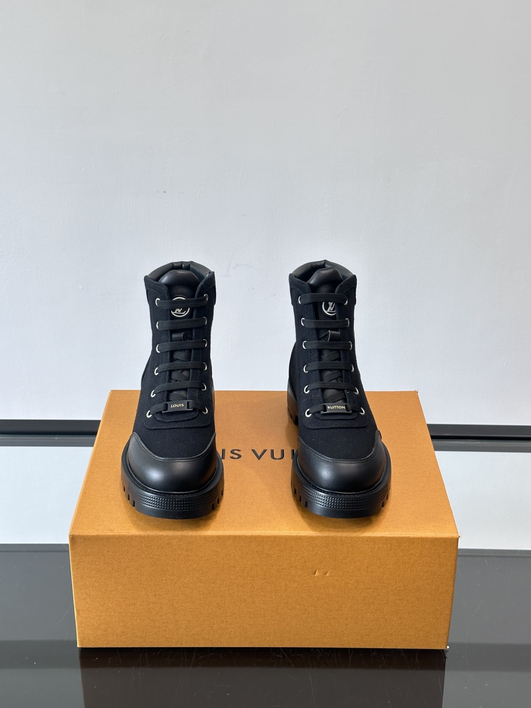 ◾️▫️ LV 新款秋冬🥾靴子，以进口牛皮革演绎多元风尚。鞋面点缀铭纹金属饰钉和 Vuitton 鞋带装