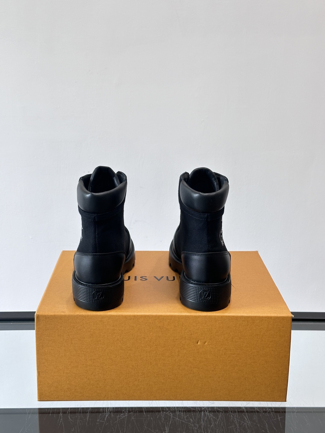◾️▫️ LV 新款秋冬🥾靴子，以进口牛皮革演绎多元风尚。鞋面点缀铭纹金属饰钉和 Vuitton 鞋带装