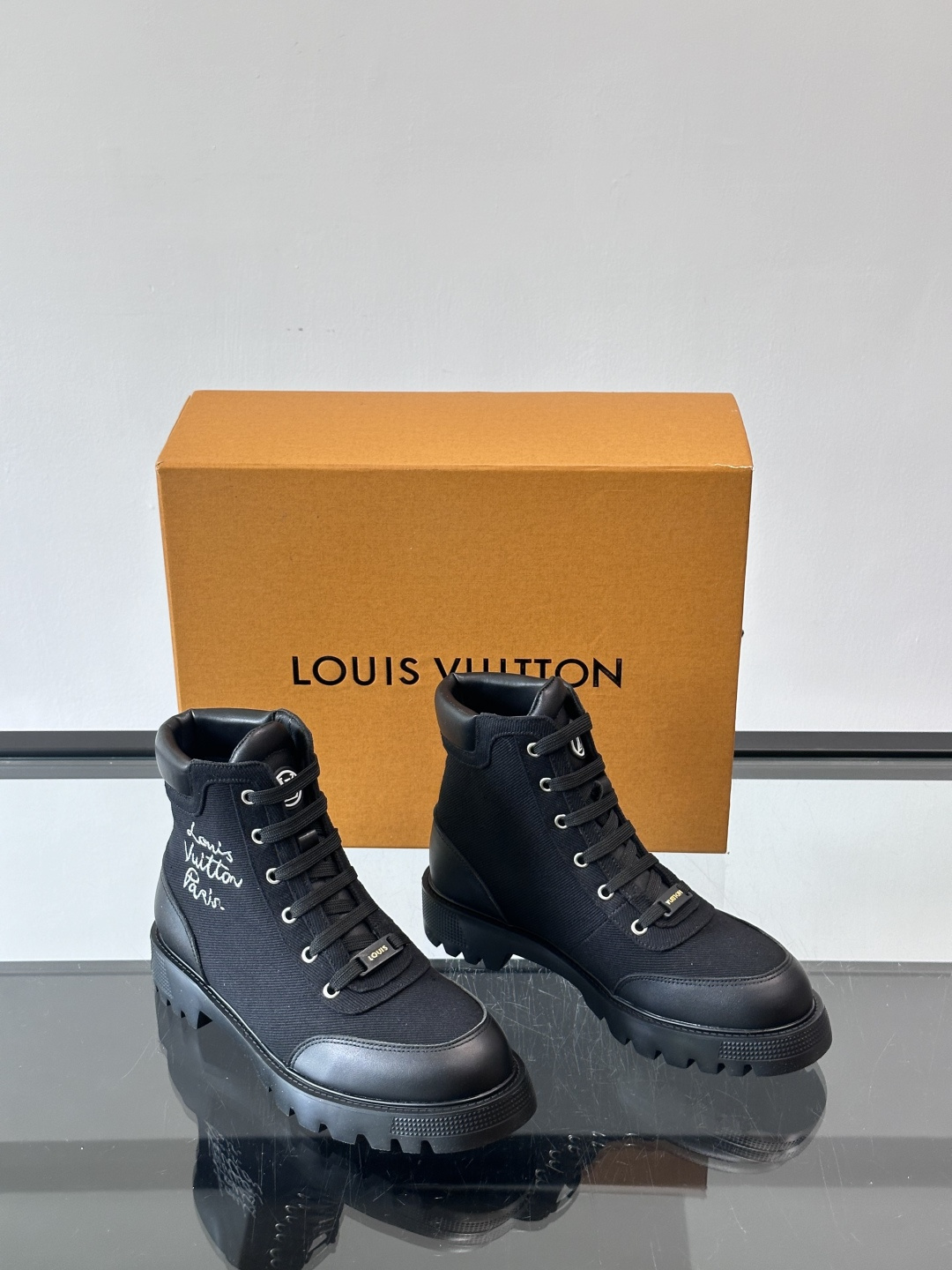 ◾️▫️ LV 新款秋冬🥾靴子，以进口牛皮革演绎多元风尚。鞋面点缀铭纹金属饰钉和 Vuitton 鞋带装