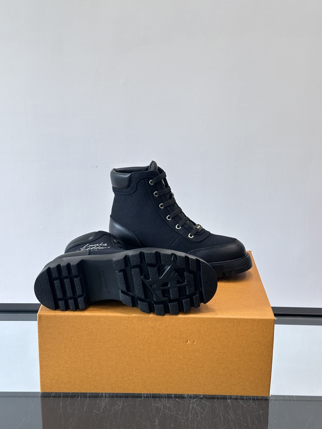 ◾️▫️ LV 新款秋冬🥾靴子，以进口牛皮革演绎多元风尚。鞋面点缀铭纹金属饰钉和 Vuitton 鞋带装