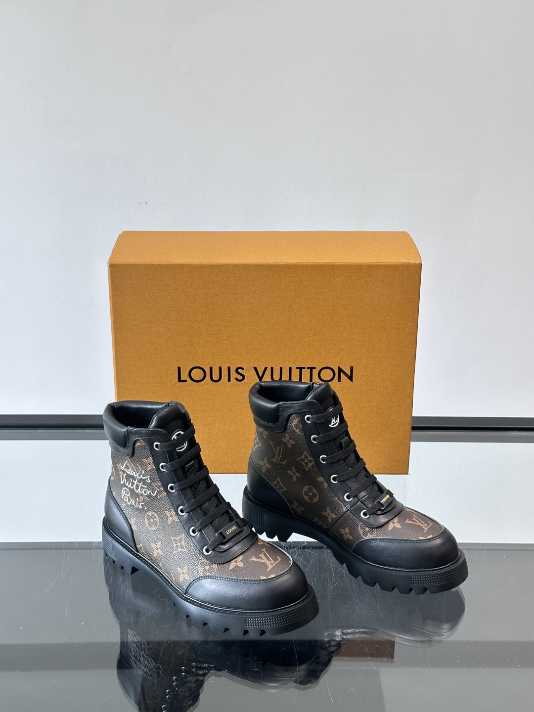 ◾️▫️ LV 新款秋冬🥾靴子，以进口牛皮革演绎多元风尚。鞋面点缀铭纹金属饰钉和 Vuitton 鞋带装