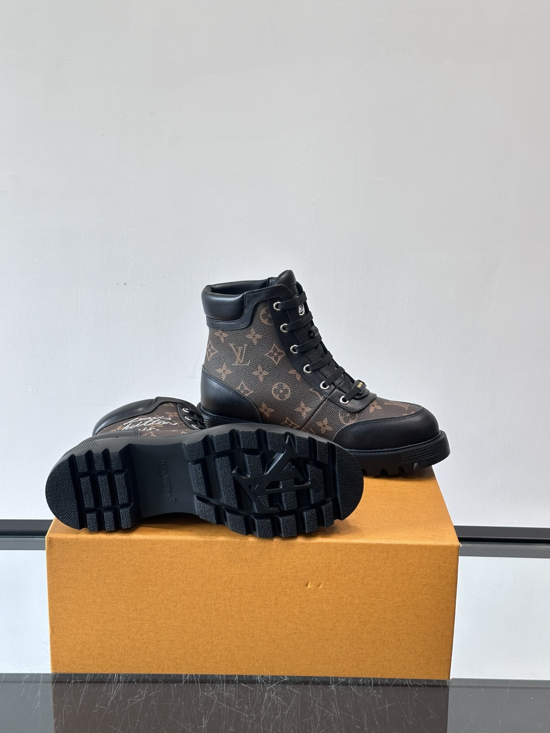 ◾️▫️ LV 新款秋冬🥾靴子，以进口牛皮革演绎多元风尚。鞋面点缀铭纹金属饰钉和 Vuitton 鞋带装
