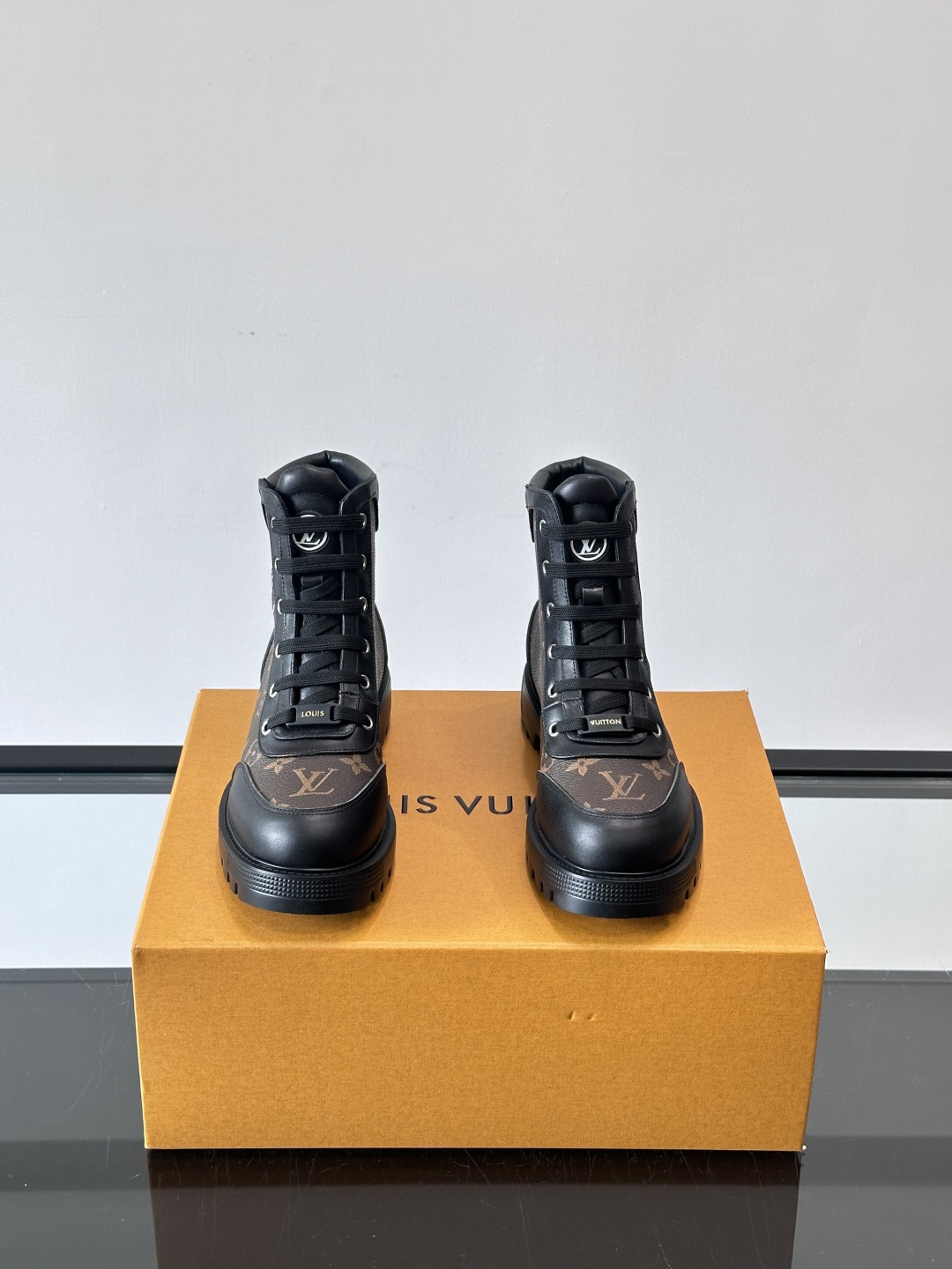 ◾️▫️ LV 新款秋冬🥾靴子，以进口牛皮革演绎多元风尚。鞋面点缀铭纹金属饰钉和 Vuitton 鞋带装