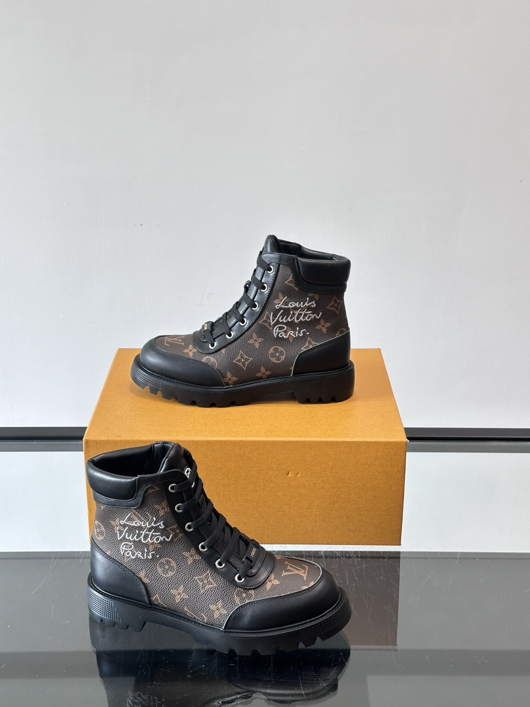 ◾️▫️ LV 新款秋冬🥾靴子，以进口牛皮革演绎多元风尚。鞋面点缀铭纹金属饰钉和 Vuitton 鞋带装
