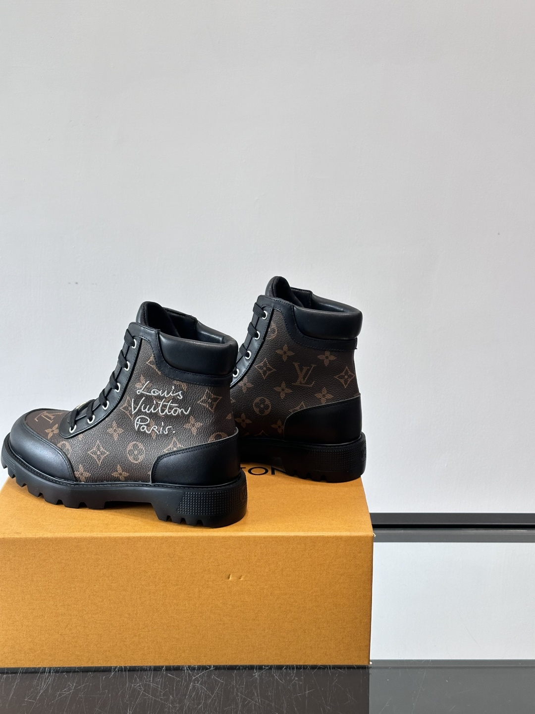 ◾️▫️ LV 新款秋冬🥾靴子，以进口牛皮革演绎多元风尚。鞋面点缀铭纹金属饰钉和 Vuitton 鞋带装