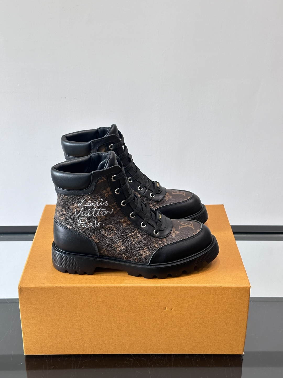 ◾️▫️ LV 新款秋冬🥾靴子，以进口牛皮革演绎多元风尚。鞋面点缀铭纹金属饰钉和 Vuitton 鞋带装