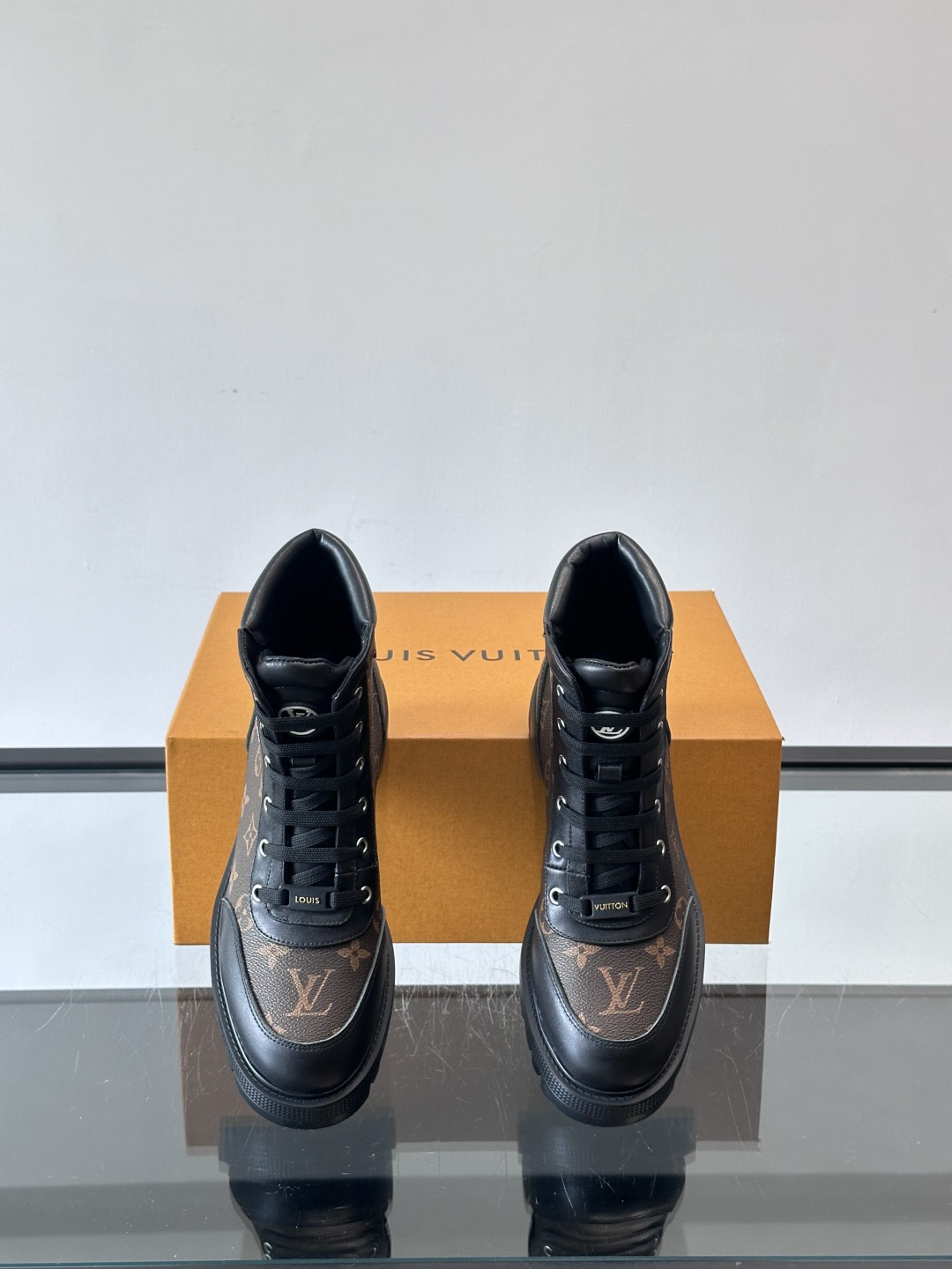 ◾️▫️ LV 新款秋冬🥾靴子，以进口牛皮革演绎多元风尚。鞋面点缀铭纹金属饰钉和 Vuitton 鞋带装