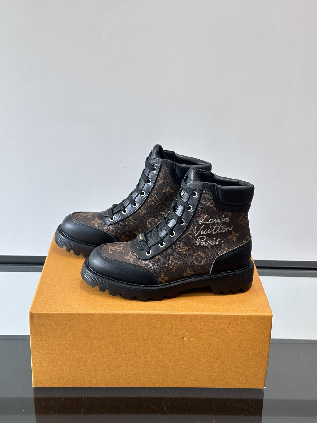 ◾️▫️ LV 新款秋冬🥾靴子，以进口牛皮革演绎多元风尚。鞋面点缀铭纹金属饰钉和 Vuitton 鞋带装