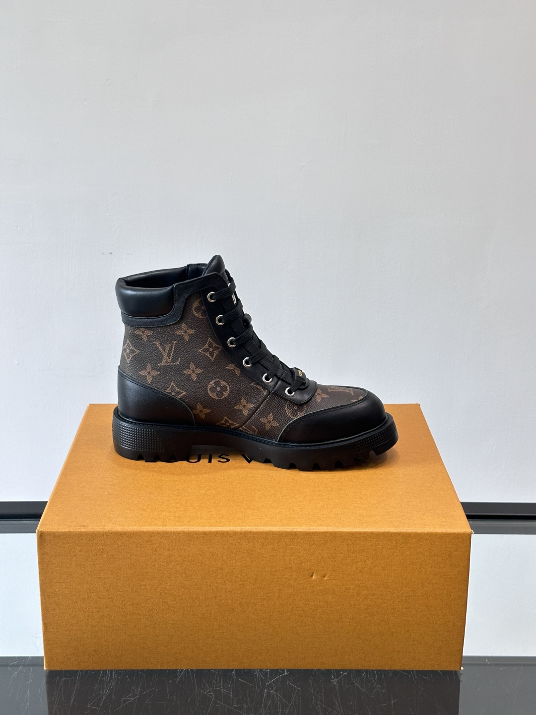 ◾️▫️ LV 新款秋冬🥾靴子，以进口牛皮革演绎多元风尚。鞋面点缀铭纹金属饰钉和 Vuitton 鞋带装