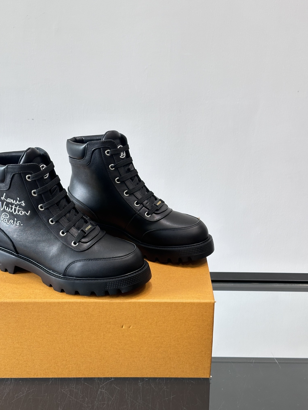 ◾️▫️ LV 新款秋冬🥾靴子，以进口牛皮革演绎多元风尚。鞋面点缀铭纹金属饰钉和 Vuitton 鞋带装