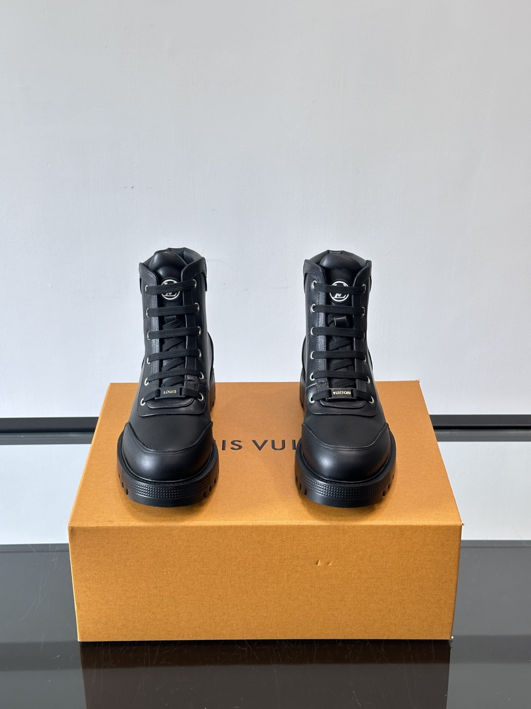 ◾️▫️ LV 新款秋冬🥾靴子，以进口牛皮革演绎多元风尚。鞋面点缀铭纹金属饰钉和 Vuitton 鞋带装