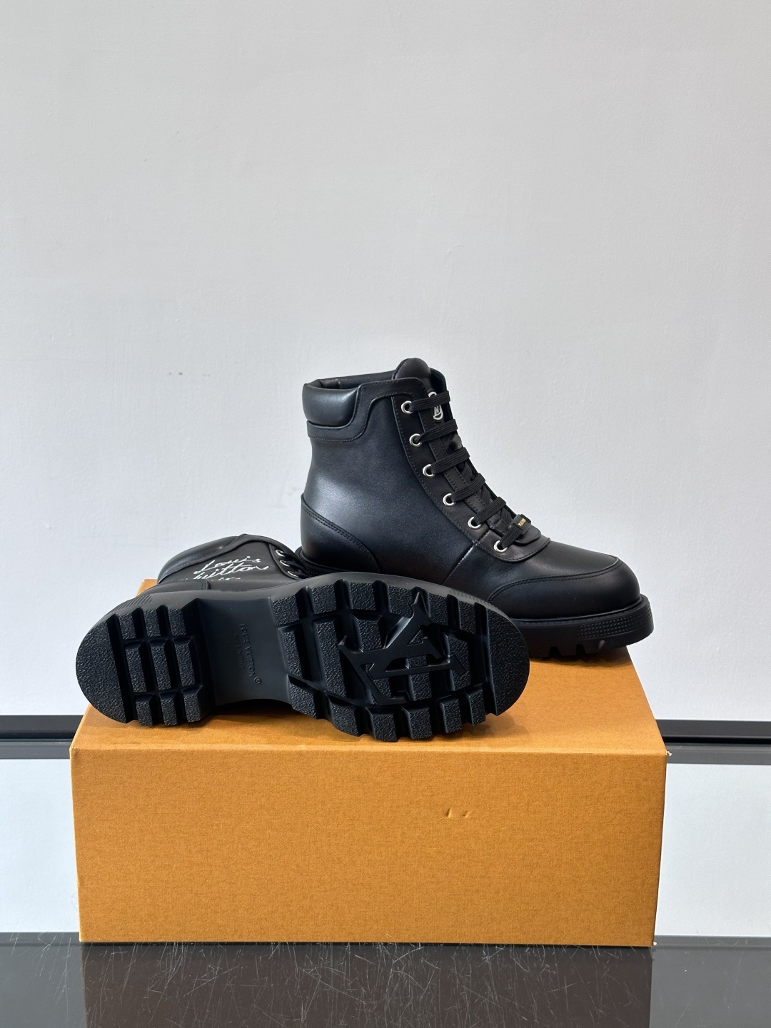 ◾️▫️ LV 新款秋冬🥾靴子，以进口牛皮革演绎多元风尚。鞋面点缀铭纹金属饰钉和 Vuitton 鞋带装