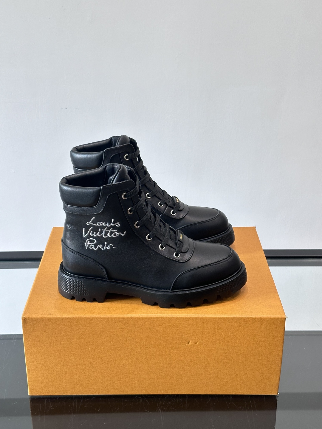 ◾️▫️ LV 新款秋冬🥾靴子，以进口牛皮革演绎多元风尚。鞋面点缀铭纹金属饰钉和 Vuitton 鞋带装