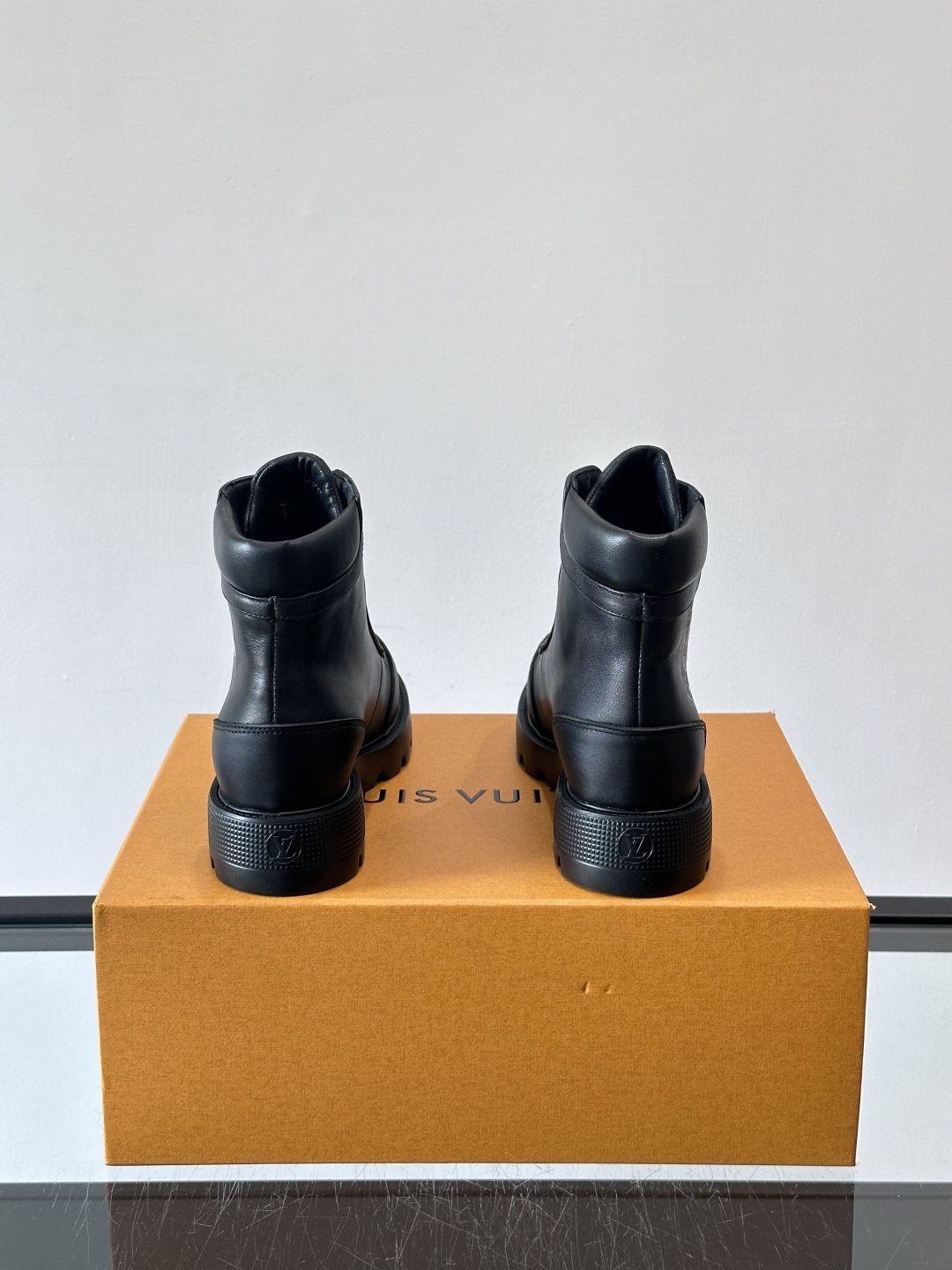 ◾️▫️ LV 新款秋冬🥾靴子，以进口牛皮革演绎多元风尚。鞋面点缀铭纹金属饰钉和 Vuitton 鞋带装