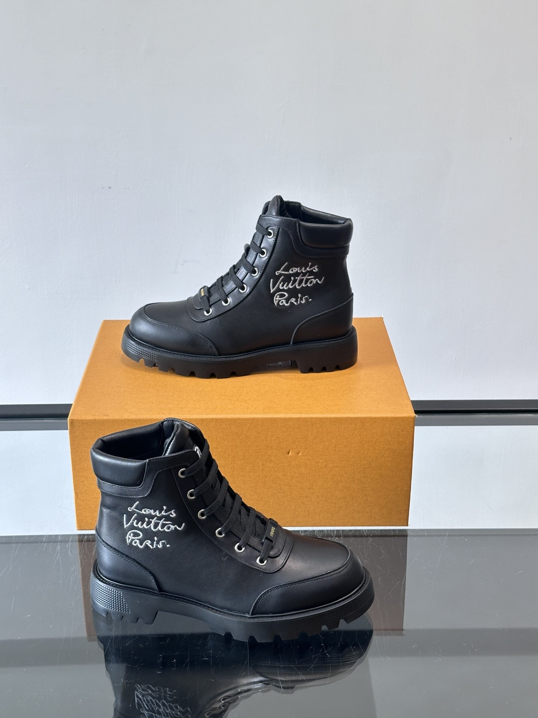 ◾️▫️ LV 新款秋冬🥾靴子，以进口牛皮革演绎多元风尚。鞋面点缀铭纹金属饰钉和 Vuitton 鞋带装