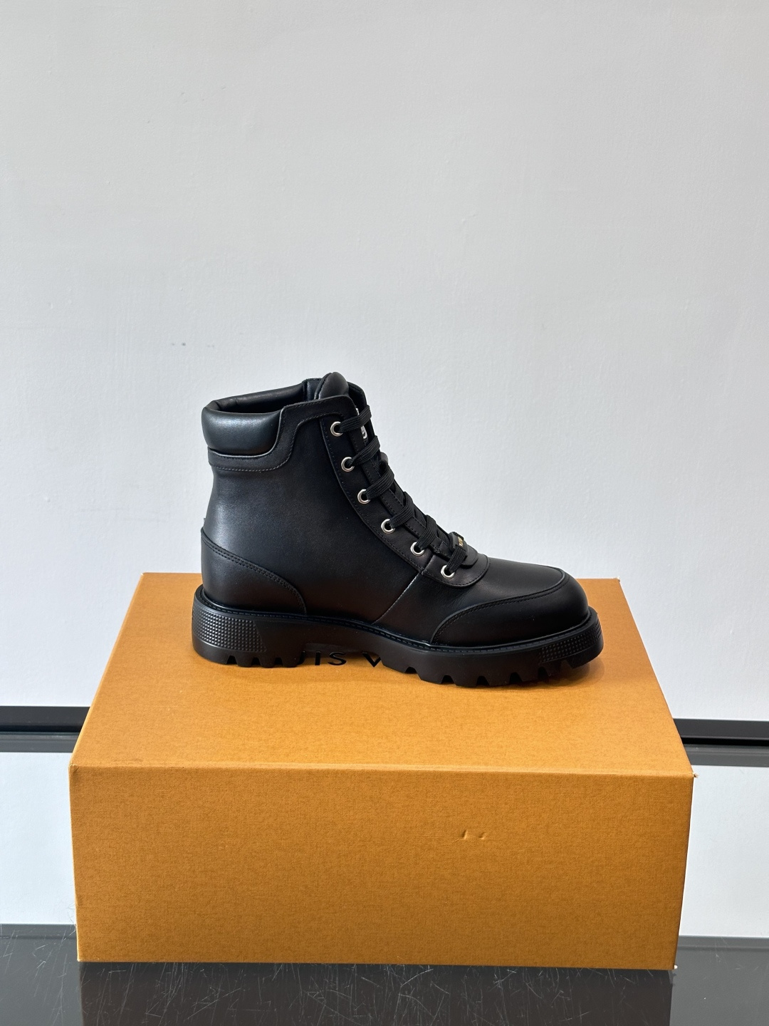 ◾️▫️ LV 新款秋冬🥾靴子，以进口牛皮革演绎多元风尚。鞋面点缀铭纹金属饰钉和 Vuitton 鞋带装