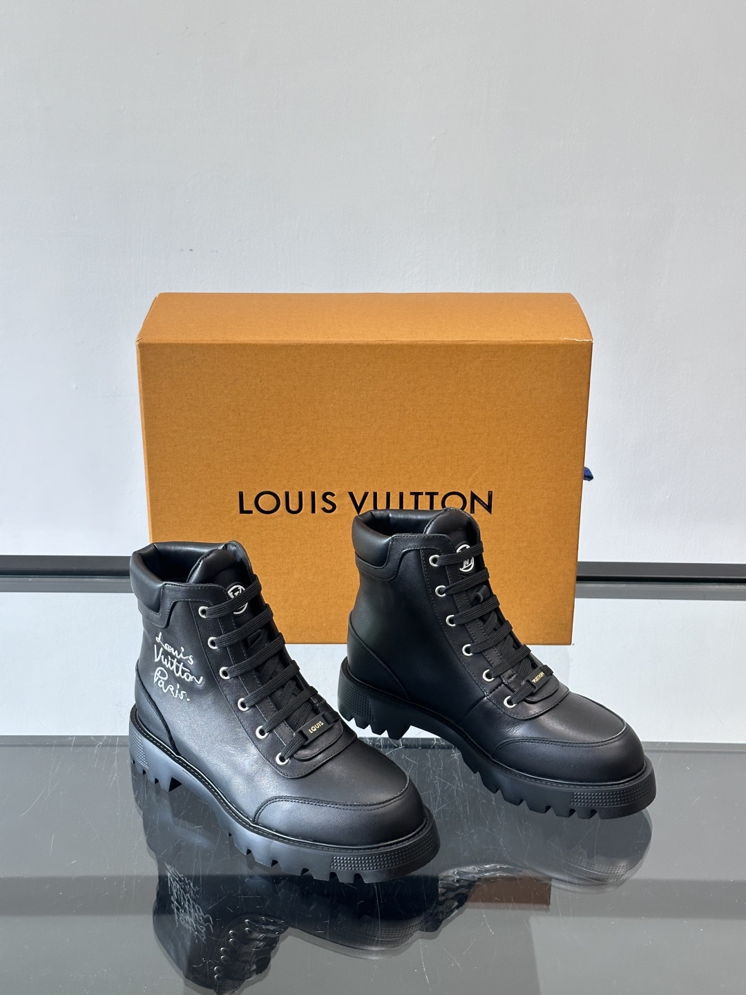 ◾️▫️ LV 新款秋冬🥾靴子，以进口牛皮革演绎多元风尚。鞋面点缀铭纹金属饰钉和 Vuitton 鞋带装