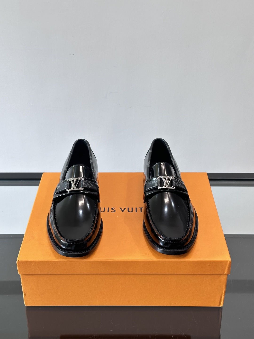 ◾️▫️L.v~高端男士正装休闲皮鞋，经典款，高端大气，进口牛皮打造，小牛皮透气内里，真皮大底，顶级品质