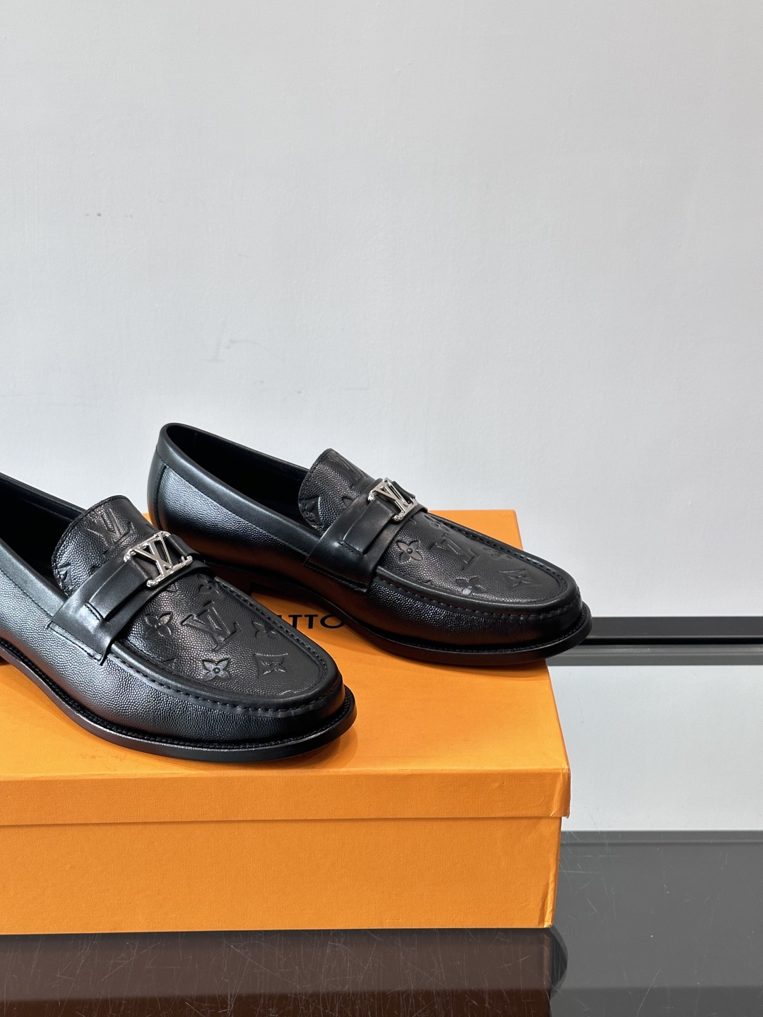 ◾️▫️L.v~高端男士正装休闲皮鞋，经典款，高端大气，进口牛皮打造，小牛皮透气内里，真皮大底，顶级品质