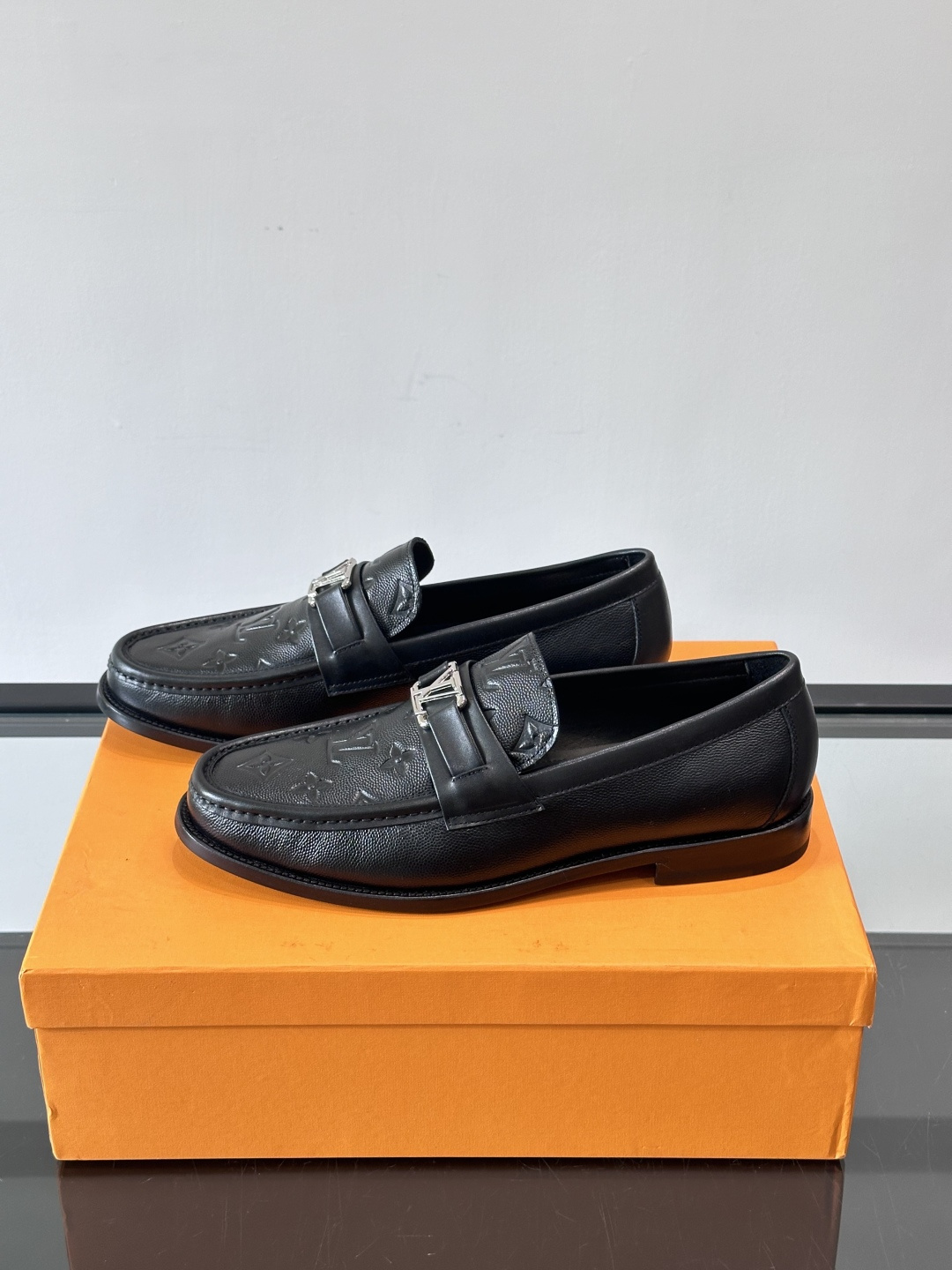 ◾️▫️L.v~高端男士正装休闲皮鞋，经典款，高端大气，进口牛皮打造，小牛皮透气内里，真皮大底，顶级品质