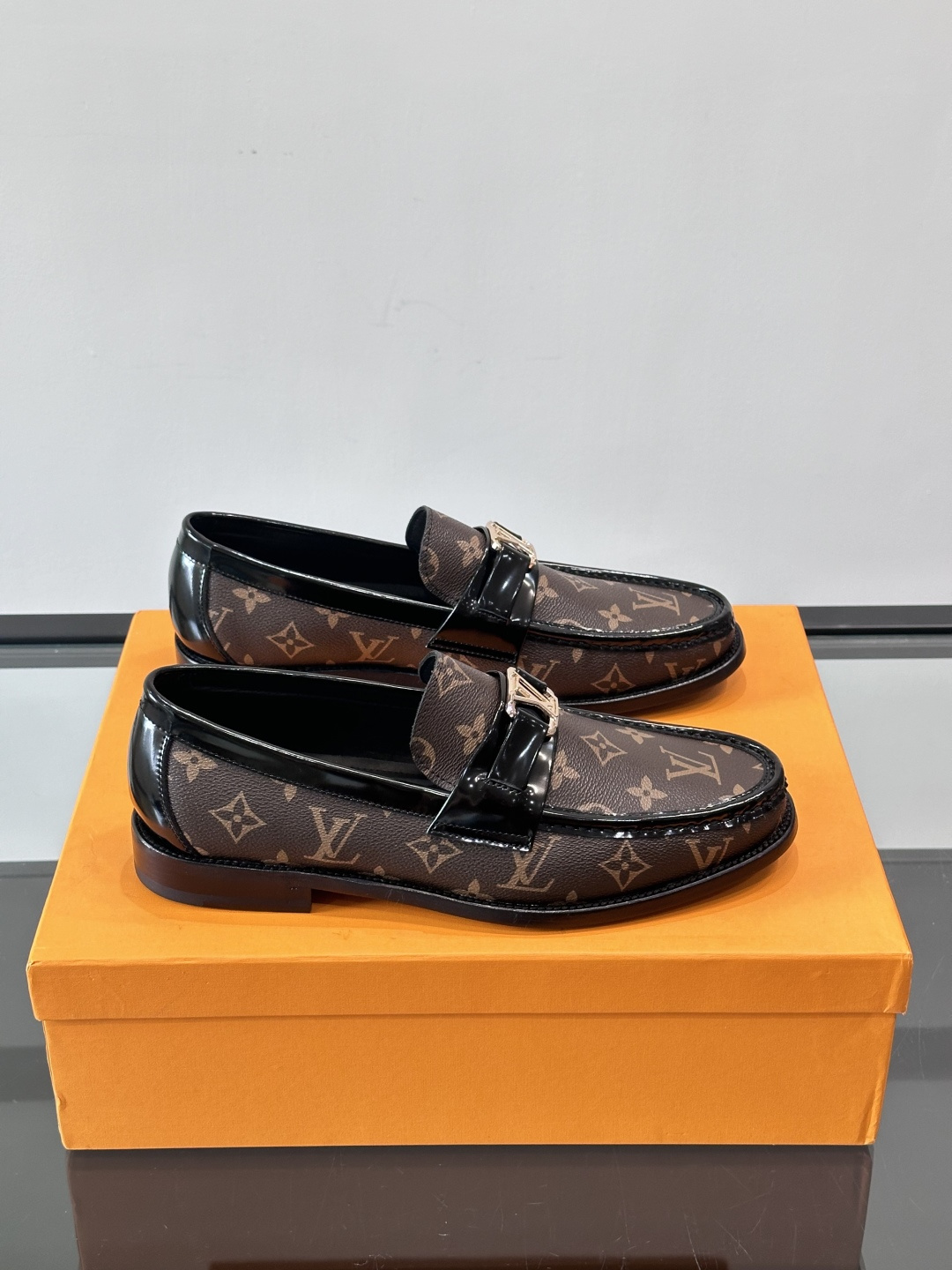 ◾️▫️L.v~高端男士正装休闲皮鞋，经典款，高端大气，进口牛皮打造，小牛皮透气内里，真皮大底，顶级品质