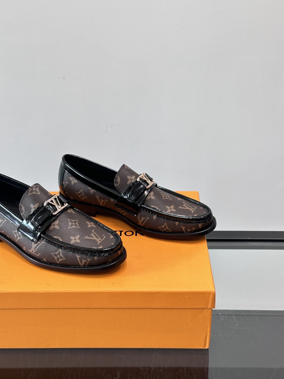 ◾️▫️L.v~高端男士正装休闲皮鞋，经典款，高端大气，进口牛皮打造，小牛皮透气内里，真皮大底，顶级品质